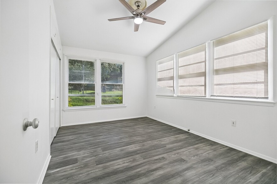 Building Photo - 1322 Knollwood Dr