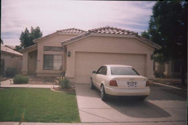 Building Photo - 1609 E Tremaine Ave