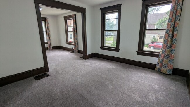 Building Photo - 8th St Triplex