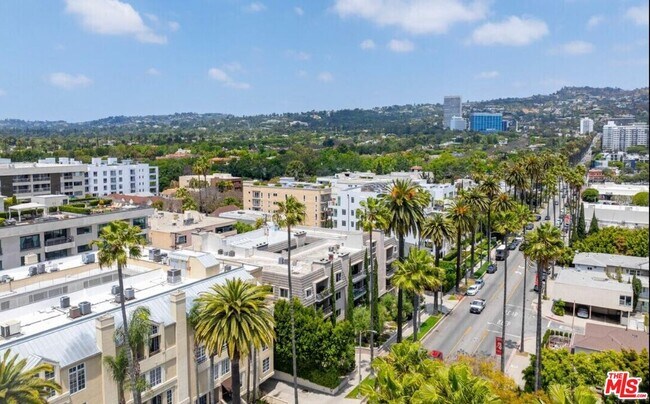 Building Photo - 439 N Doheny Dr