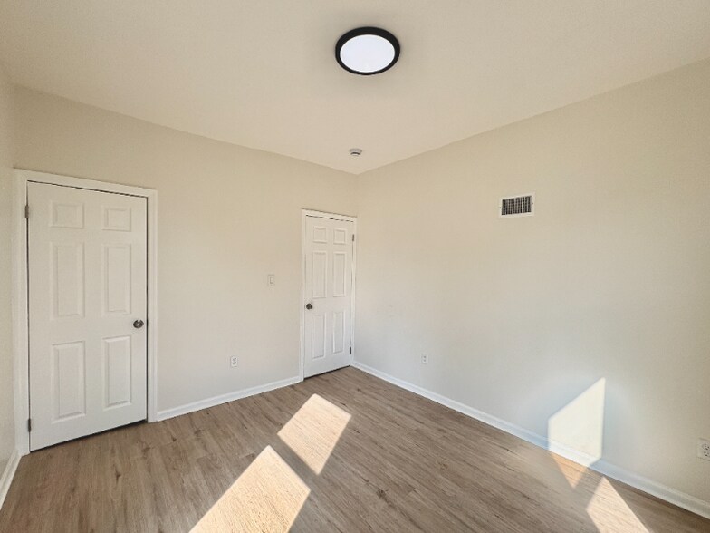 Building Photo - 122 Shephard Ave