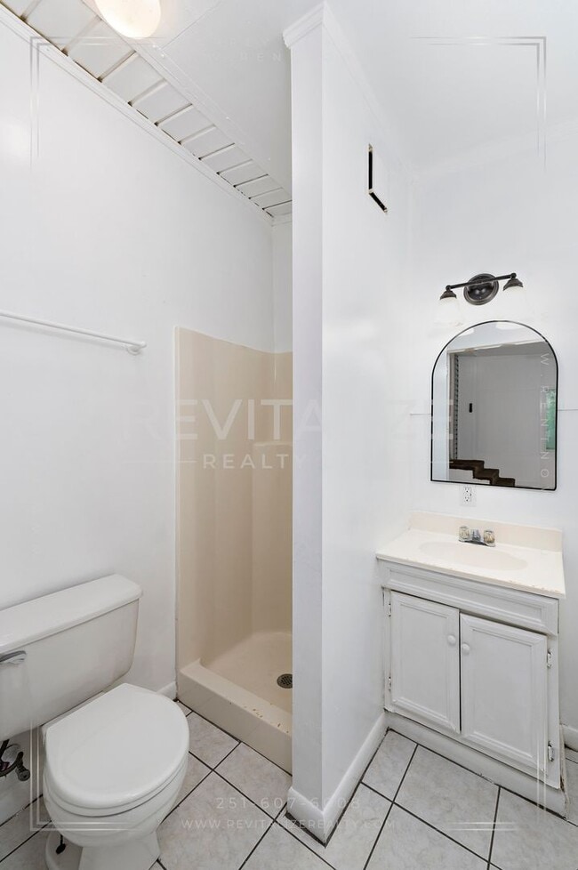 Building Photo - Adorable 3 Bed 2 Bath Cottage with Double ...