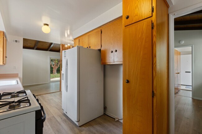Building Photo - Charming Mid-Century 3-Bedroom Home in Win...