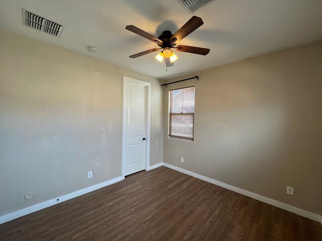 Building Photo - 5 Bedroom Home in the Montelena Neighborho...
