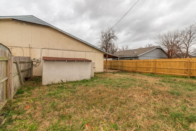 Building Photo - 2 Bed | 1.5 Bath East Tulsa with Spacious Back yard!