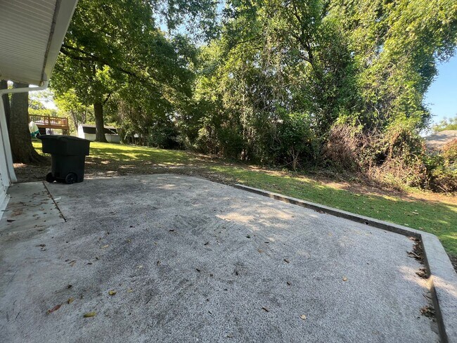 Building Photo - 1811 Battleground Dr
