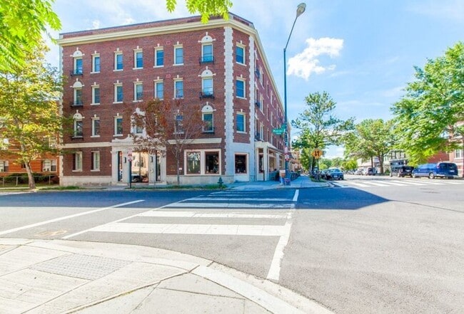 Building Photo - 1020 Monroe St NW