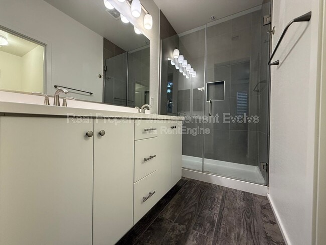 Building Photo - 2212 E Hidalgo Ave