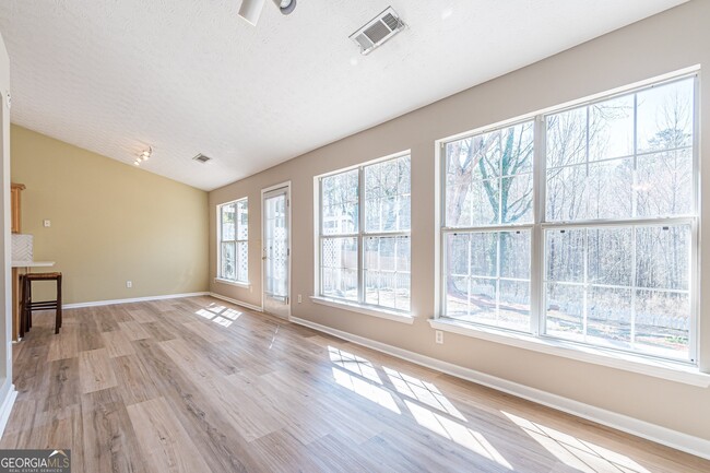 Building Photo - 5755 Lakeview Cir