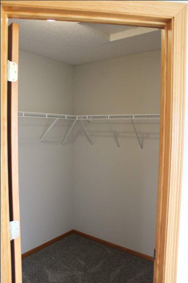 Building Photo - 451 Meadow Ln