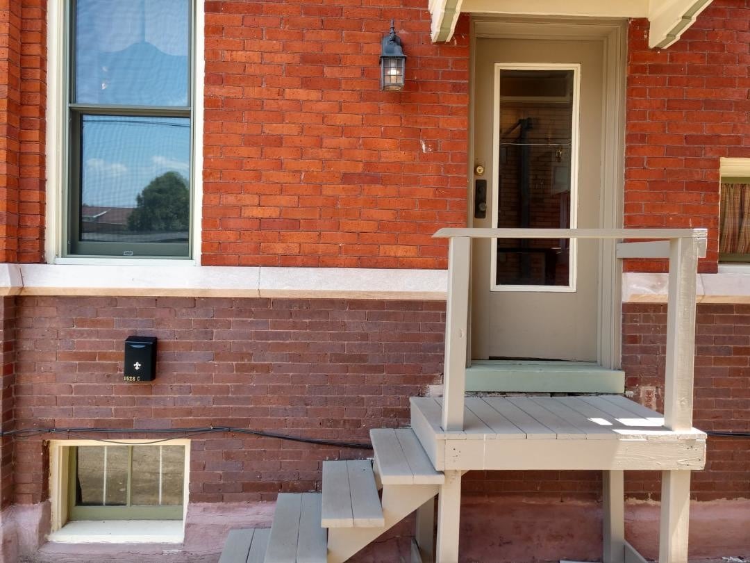 Private entrance - 1528 Quarrier St