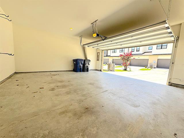 Building Photo - 925 Utica Dr