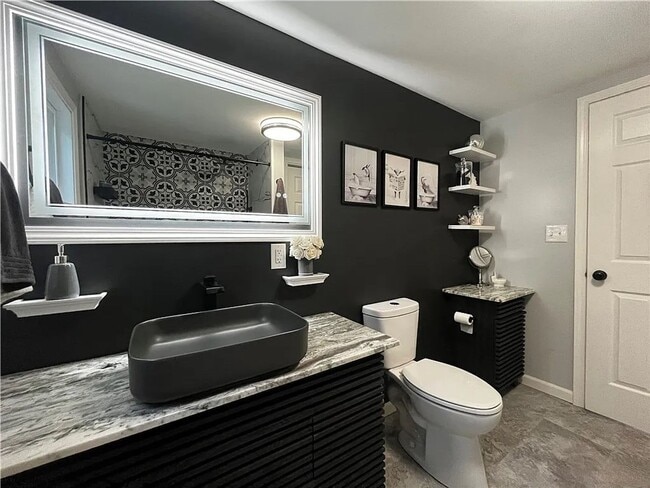 Building Photo - 4 bedroom 2 Bathroom Luxury Rental!