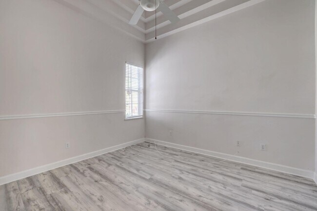 Building Photo - 8028 Plantation Lakes Dr