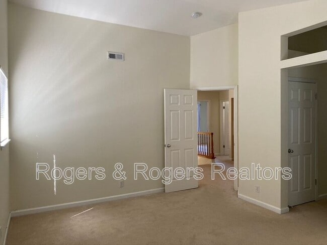 Building Photo - 213 Houghton St