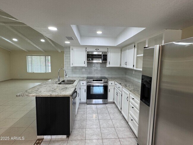 Building Photo - 5502 W Frier Dr