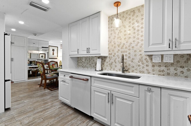 Building Photo - 2840 S Ocean Blvd