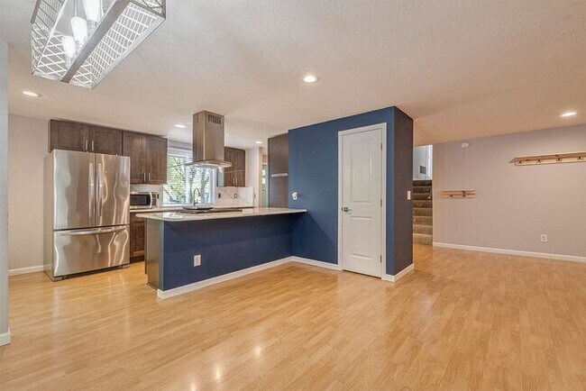 Building Photo - 4 bedroom 3 bath home in Tualatin with separate living quarters