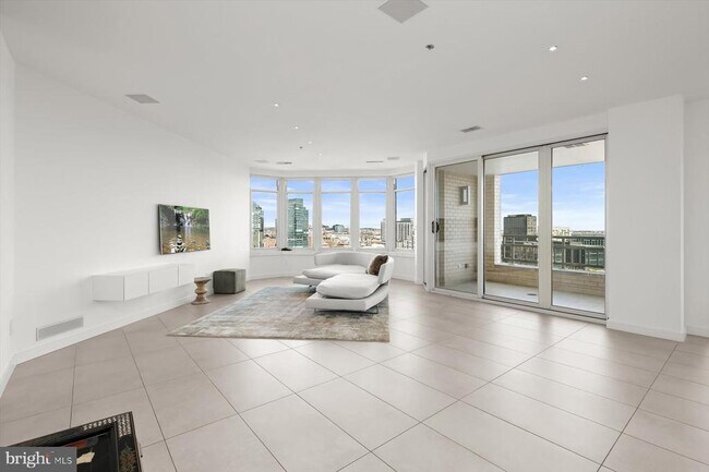 Building Photo - 100 Harborview Dr