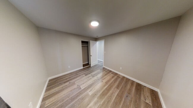 Building Photo - POOL house! BIG rooms! 8 Bedrooms (Lease o...