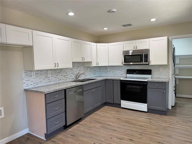 Building Photo - 523 Red Oak Dr