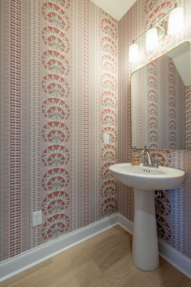 Building Photo - Great floor plan, Washer and Dryer Include...
