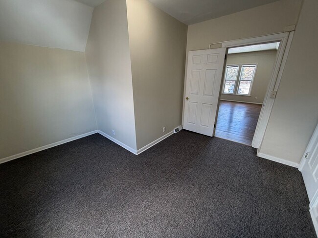 Building Photo - 825 Scott Ave