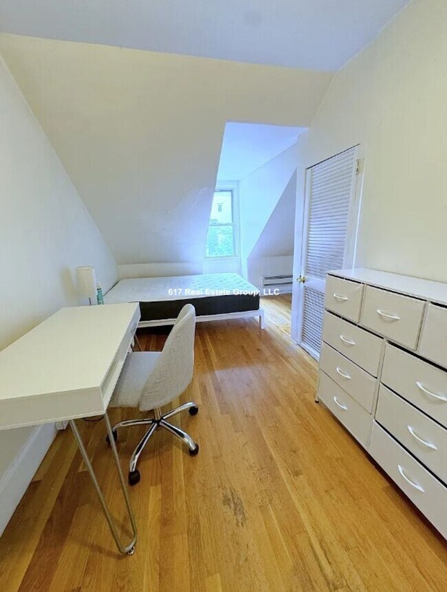 Building Photo - 210 Freeman St #2B Brookline MA 02446