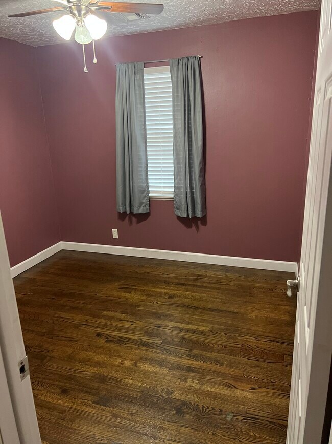 Bedroom - 809 E Mosier St
