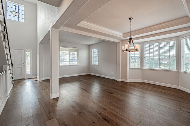 Building Photo - Spacious 5BD, 4BA Castle Rock Home with Fi...