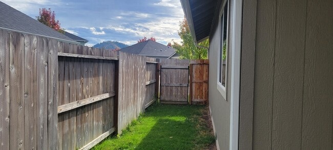 Building Photo - 108 SW Little Meadow Ln