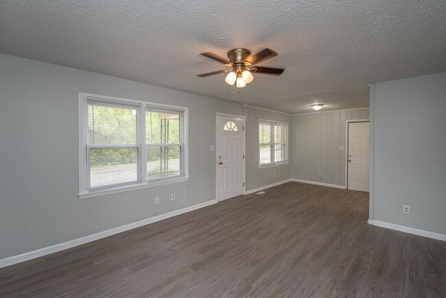 Building Photo - 3 bed/1.5 bath single-family home, with energy-efficient windows. Section 8 welcome!