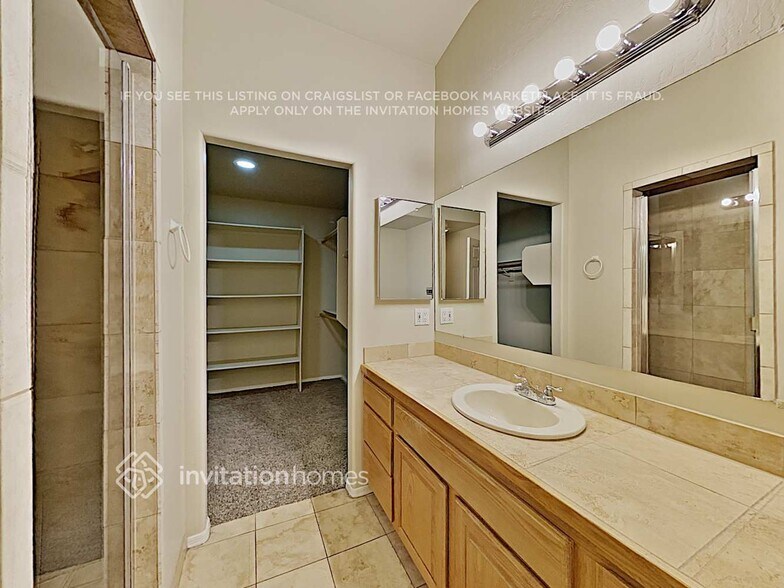 Building Photo - 3001 E Danbury Rd