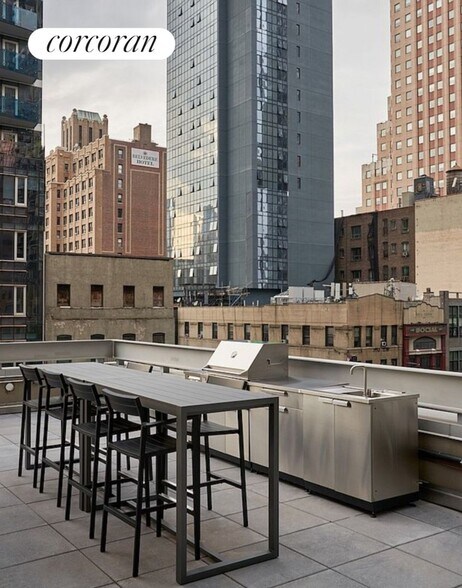 Building Photo - 271 W 47th St