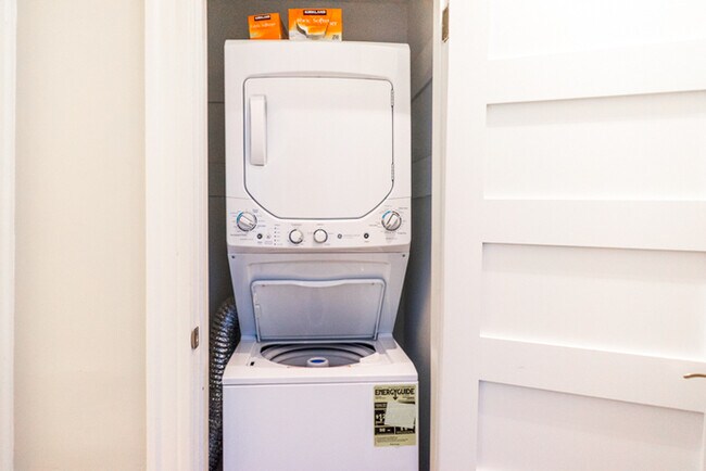 Building Photo - Updated 3Bd 2Bth Condominium in the Heart ...