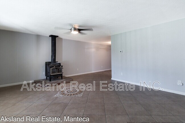 Building Photo - 3007 W Lathrop Rd