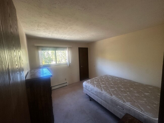 Building Photo - 2 bed plus large loft! All utilities inclu...
