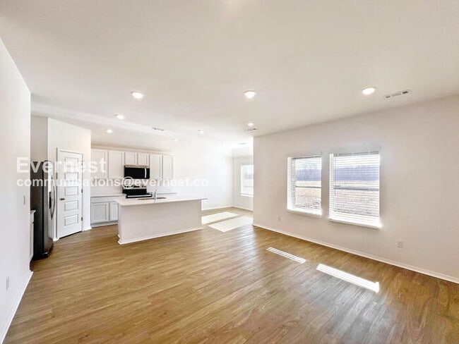 Building Photo - 116 E Sunbelt Ct