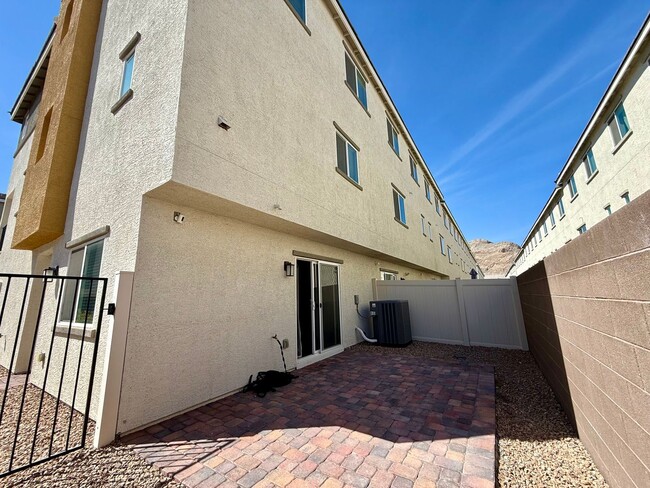 Building Photo - Modern Townhome Near Lone Mountain | Gated & Pool