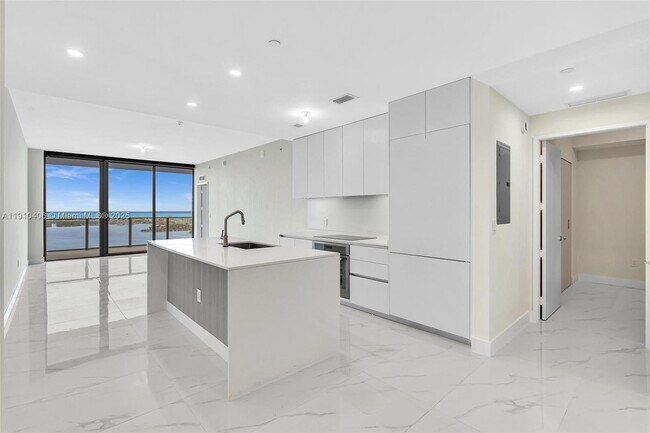 Building Photo - 700 NE 24th St