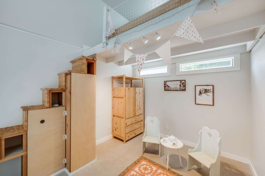 Building Photo - 6901 Bertrand Ave