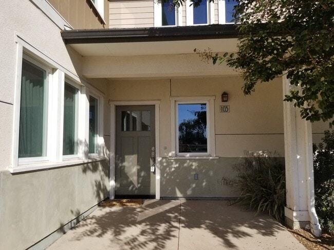 Building Photo - Spacious Condo 3 bedrooms, 2 bathrooms Built 2016