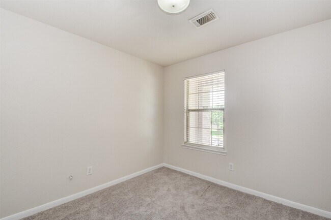 Building Photo - 21515 Pointed Oak Ln