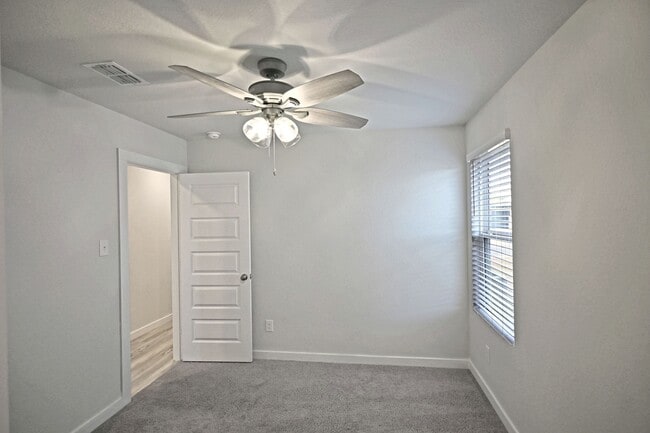 Building Photo - 2561 Solon Ln