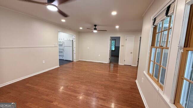 Building Photo - 142 Oak Ave