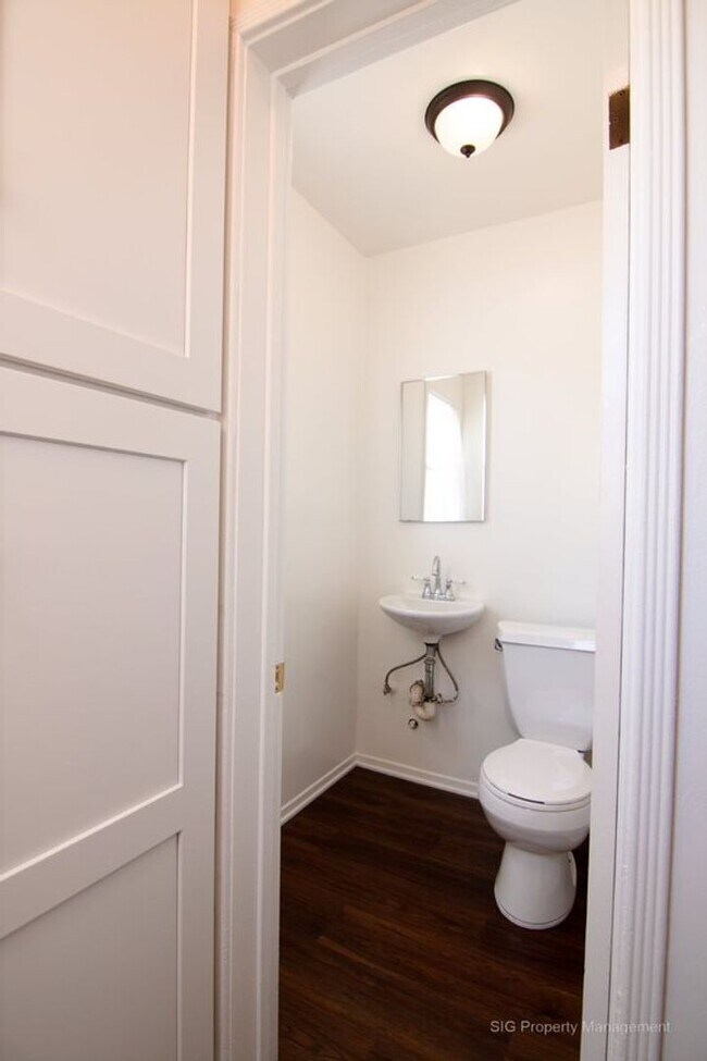 Building Photo - Sunset Drive, 4363-4377