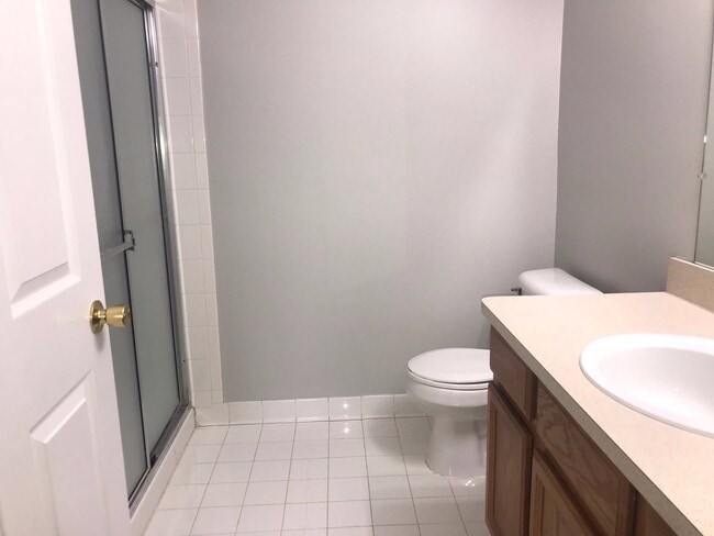 Building Photo - Sharp 2 bedroom, 2 bath upper condo in Nottingham  Cove sub for lease $1700 a month.