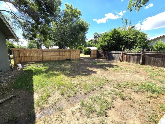 Building Photo - Updated 2 Bedroom 1 Bath Home