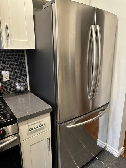 Building Photo - 1416 S Crest Dr