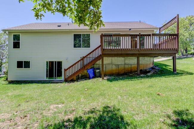 Building Photo - 650 Top Notch Ln